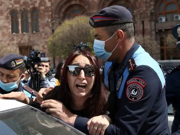Ситуація у Вірменії: жінки з вимогою відставки Пашиняна спробували штурмувати уряд, сталися сутички