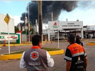 Мексика: на НПЗ после нескольких взрывов начался пожар