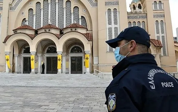 Поліція у Франції затримала священників за пасхальну службу без масок