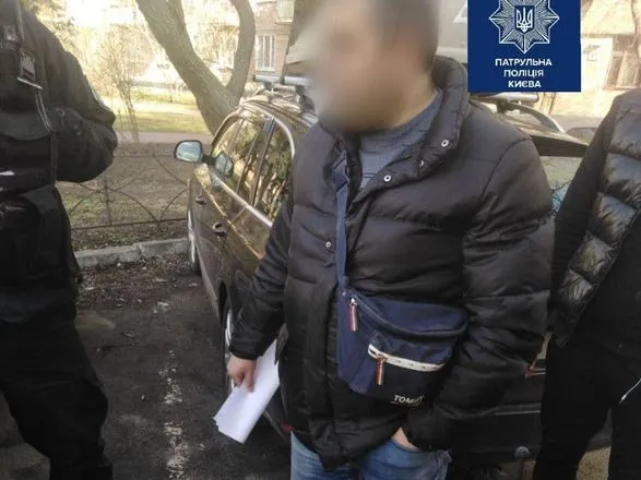 В Киеве мужчина плюнул в кассиршу АЗС из-за просьбы надеть маску