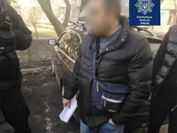 В Киеве мужчина плюнул в кассиршу АЗС из-за просьбы надеть маску