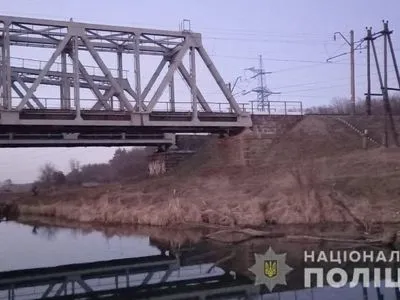 Хотів сфотографуватися: на Київщині підлітка вдарило струмом на залізничному мосту