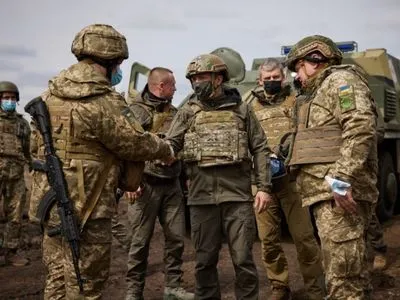Зеленський заявив, що на Донбасі активізувалися ворожі снайпери