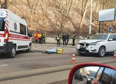 Во Львове автомобиль насмерть сбил курьерку Glovo
