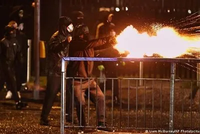 В Северной Ирландии полиция применила водометы против протестующих
