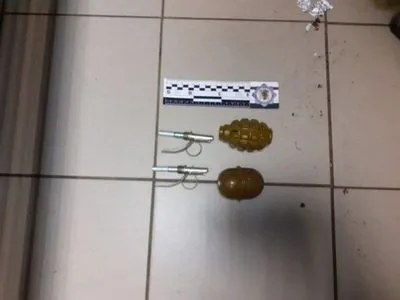 Возле станции метро в центре Киева задержали двух мужчин с боевыми гранатами