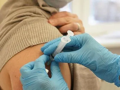 Біомедичний експерт: вакцини проти COVID-19 можуть бути ефективні протягом 2 років