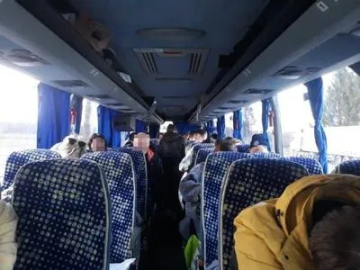 На границе с Украиной развернули автобус из Беларуси: все пассажиры имели поддельные результаты ПЦР-тестов