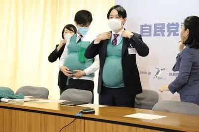 Социальный эксперимент: японские депутаты носили фейковые животы, чтобы понять трудности беременных