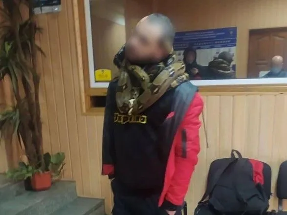 У Києві нетверезий чоловік розгулював з двома зміями на шиї та чіплявся до перехожих