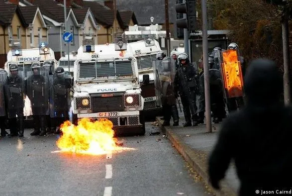 Заворушення в Белфасті: протестуючі закидали поліцейських камінням і пляшками із запальною сумішшю