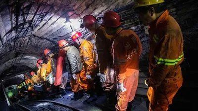 У Китаї більше 20 гірників застрягли в вугільній шахті через аварію