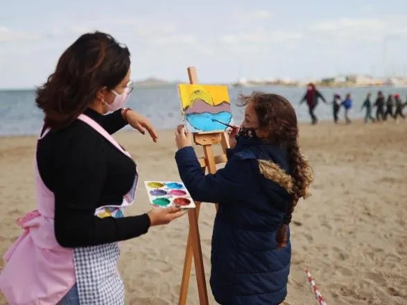 В Испании школьники учатся на берегу моря