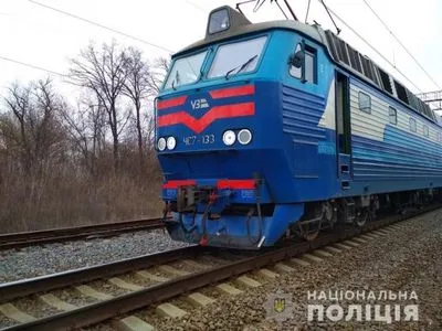 Не реагував на сигнали: на Харківщині чоловік потрапив під поїзд