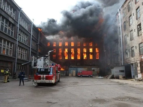 У Санкт-Петербурзі горить історична будівля, під час гасіння загинув один пожежник