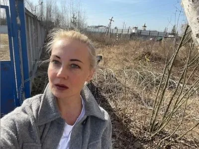 Говорит с трудом и ложится на стол, чтобы передохнуть: жена рассказала о свидании с Навальным в колонии