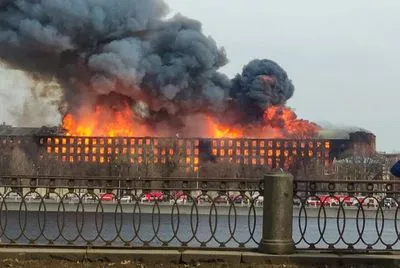 В Санкт-Петербурге второй день горит историческое здание