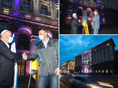 Киевский городской совет подсветили сине-белыми цветами ко Дню независимости Израиля
