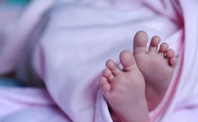 Під Дніпром біля залізничних колій знайшли немовля в поліетиленовому пакеті