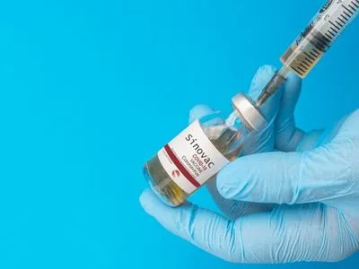 В Україні розпочали щеплення вакциною CoronaVac: у МОЗ розповіли деталі