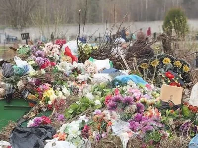 Міндовкілля запропонувало церквам відмовитися від пластикових квітів у поминальні дні