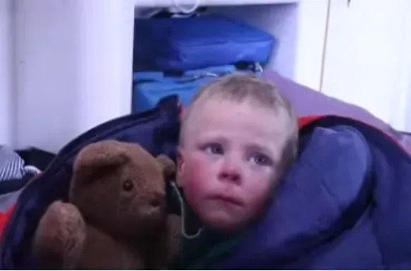 Измученный, обеспокоенный, но в безопасности: появилось трогательное видео с 2-летним Богданом, которого всю ночь искали в Киевской области