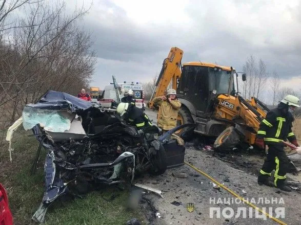 В Харьковской области лоб в лоб столкнулись трактор и легковушка: есть погибший