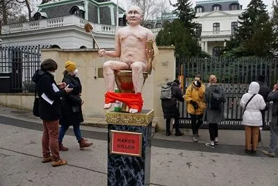 У российского посольства в Праге установили статую голого Путина