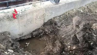Засмоктало під бетонну плиту: у російському Брянську чоловік провалився в яму з брудом і загинув
