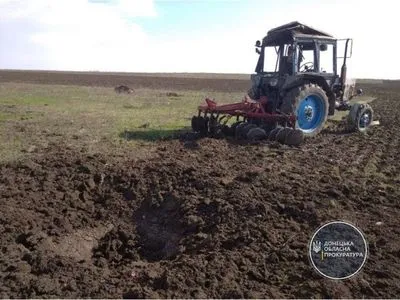 В Донецкой области во время полевых работ подорвался трактор, водитель получил ранения