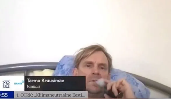 Эстонский депутат неожиданно для себя вышел в эфир во время заседания - он лежал голый в постели, вейпил и слушал постпанк