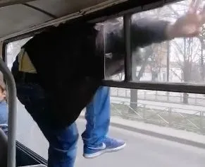 В Черкассах мужчина ударил кондуктора и удрал через окно троллейбуса