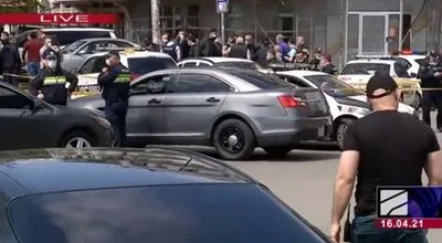 В Грузии вооруженный мужчина взял заложников в банке