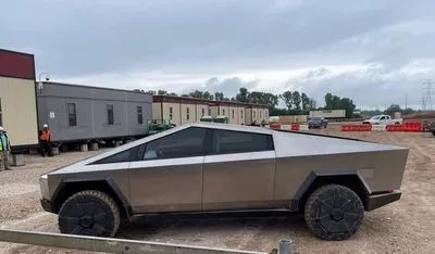 Илон Маск приехал на Cybertruck на завод в Техасе и показал новые детали автомобиля