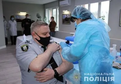 Поліція Київщина розпочала вакцинацію препаратом "CoronaVac"