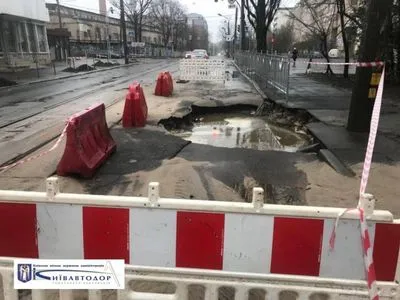 В Киеве из-за аварии на сетях водоснабжения ограничено движение транспорта