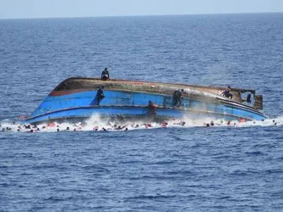 Біля Тунісу затонуло судно з мігрантами: понад 40  осіб загинули