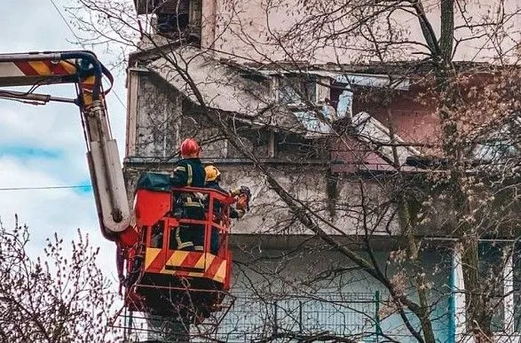 Посреди Киева обвалился балкон. Власти оградили двор