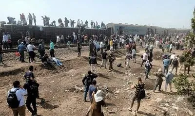 Поезд сошел с рельсов в Египте: около сотни пострадавших