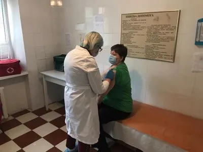 В Украине начали прививать от COVID-19 вакциной Pfizer