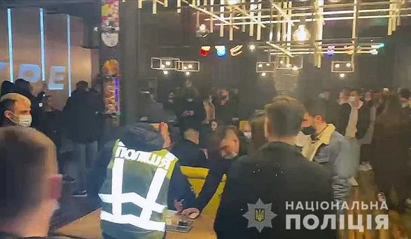 Открытые бары и рестораны с клиентами без масок: полиция показала видео ночных рейдов Киевом