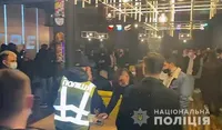 Відкриті бари і ресторани з клієнтами без масок: поліція показала відео нічних рейдів Києвом