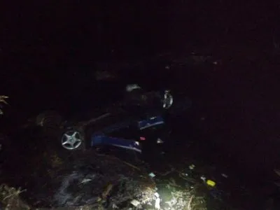 Автомобиль в Черкасской области слетел в пруд и перевернулся: три человека погибли