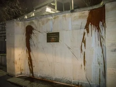 Стіни посольства Росії в Чехії облили кетчупом: затримали сімох людей