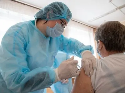 В Киеве началась вакцинация вакцинацой Pfizer