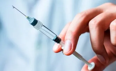 США вакцинирует против COVID-19 взрослых жителей во всех штатах