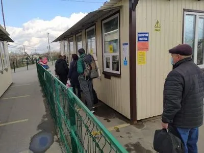 Тиждень роботи КПВВ: бойовики блокують 5 пунктів пропуску, у Станиці Луганській збільшився пасажиропотік