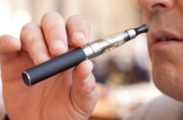 Рада поддержала запрет рекламы электронных сигарет и жидкостей