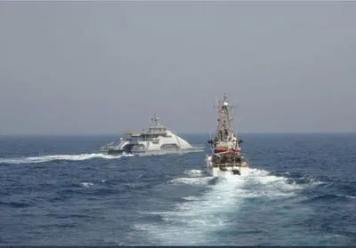 В Персидском заливе американский корабль открыл огонь из-за иранских катеров