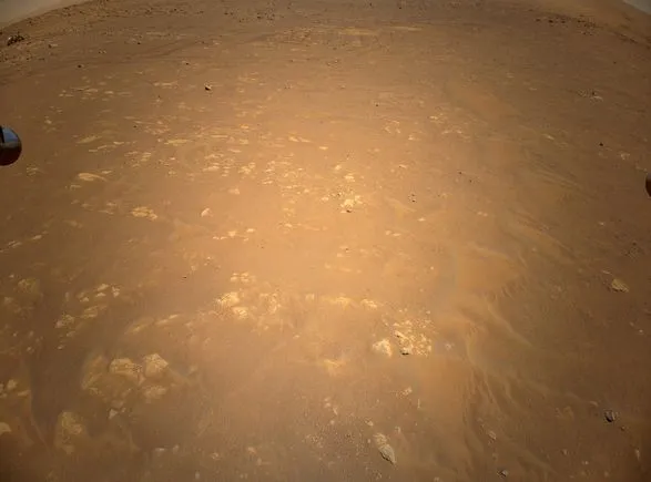Марсианские хроники: вертолет NASA Ingenuity в полете сфотографировал марсоход Perseverance